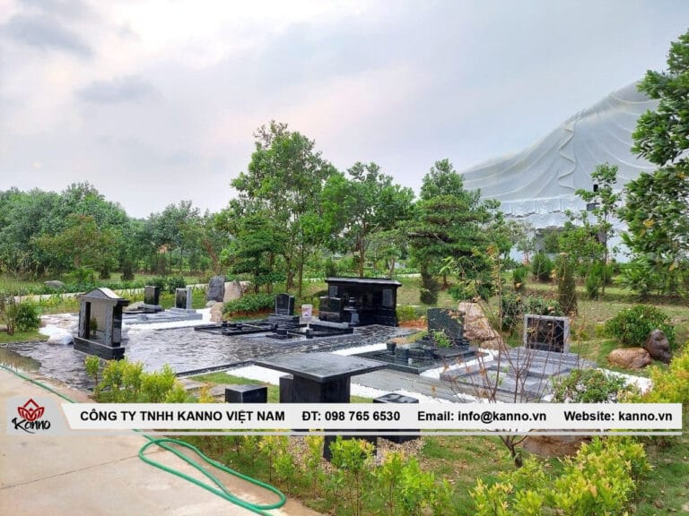 Mộ đá granite KANNO ngoài trời minh họa độ bền vật liệu