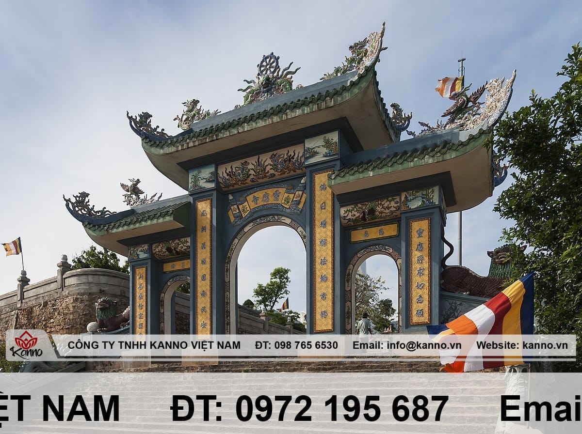 Cổng tam quan đánh dấu ranh giới giữa đời sống trần tục và không gian tâm linh linh thiêng.