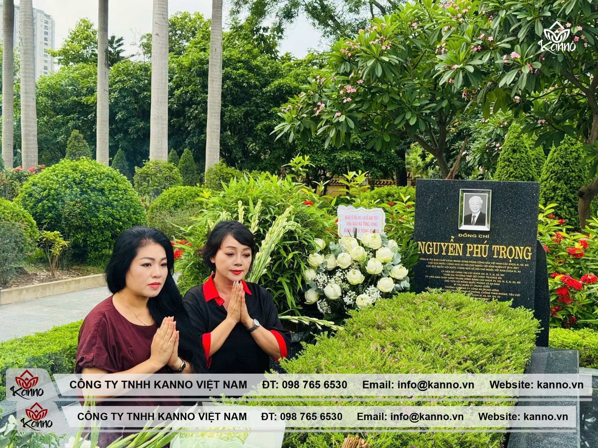 Người dân dâng hương tưởng niệm cố tổng bí thư
