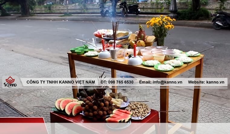 Mâm cúng chúng sinh ngoài đời