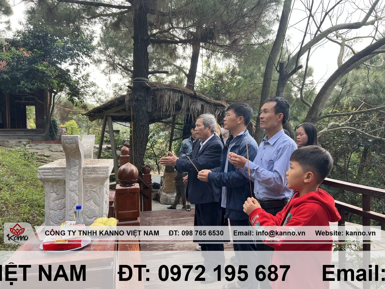 Người dân và du khách viếng mộ Đại tướng Võ Nguyên Giáp