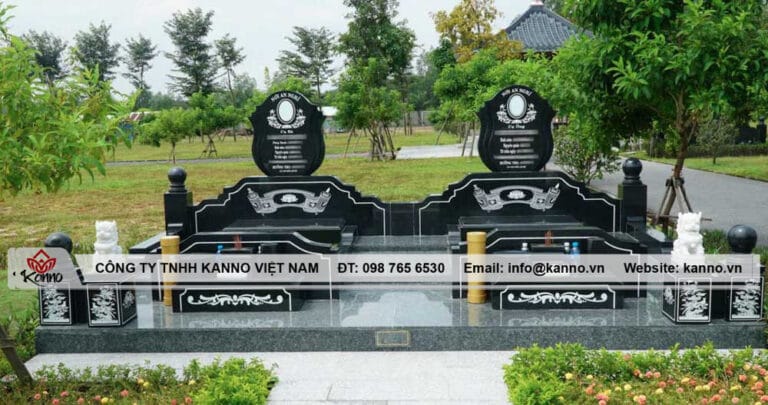 Mộ đá đôi granite trong khuôn viên gia tộc
