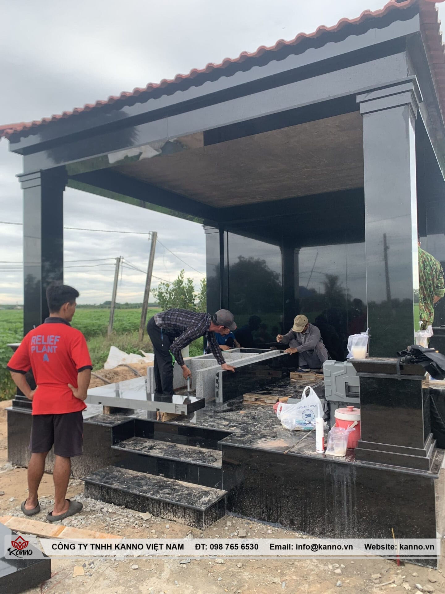 Dịch Vụ Xây Nhà Mồ Uy Tín – Giá Rẻ: Tiết Kiệm Chi Phí, Đúng Phong Thủy Dịch Vụ Xây Nhà Mồ Uy Tín Công trình nhà mồ bằng đá Granite nguyên khối do Kanno Việt Nam thi công tại Tây Ninh.