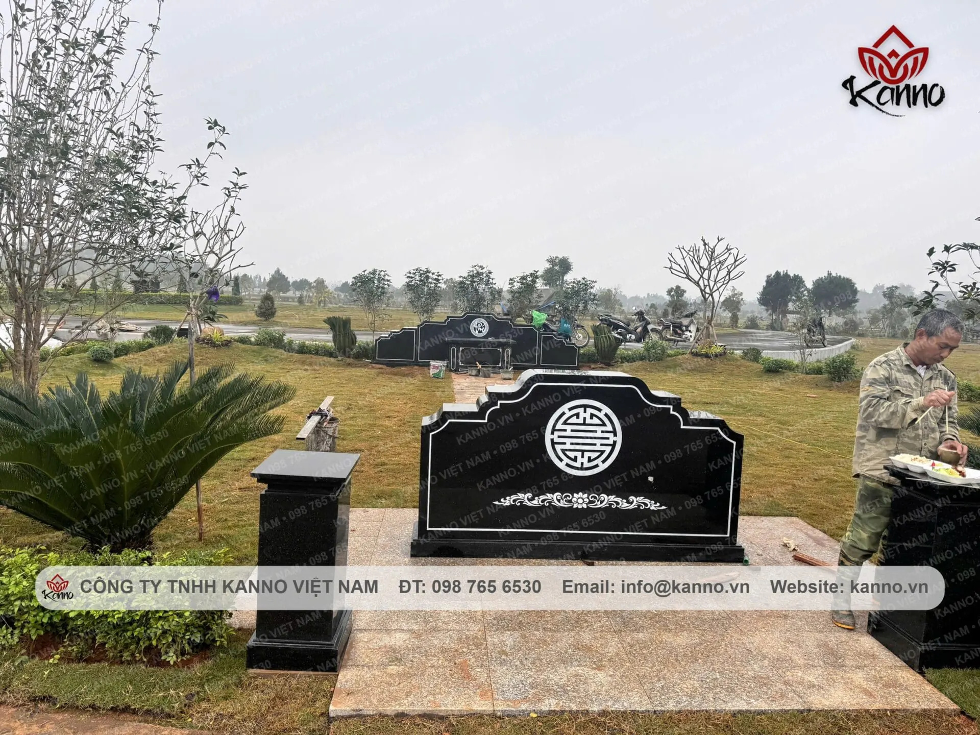 bàn lễ granite cùng cuốn thư và bình phong trong khuôn viên