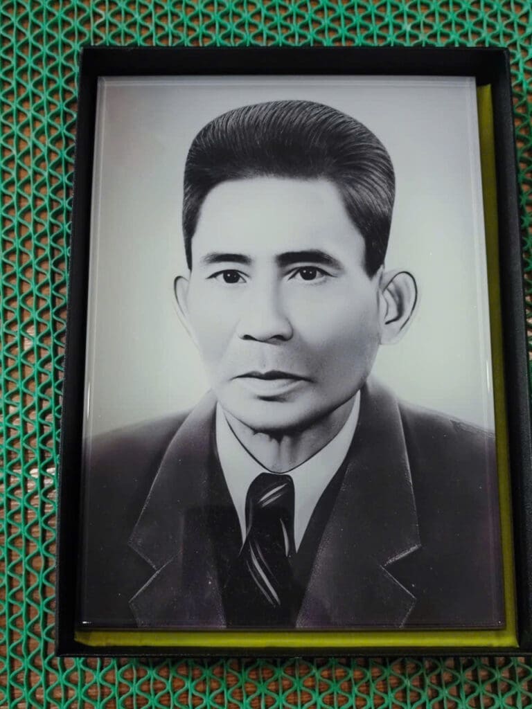 Hình ảnh Ảnh thờ bằng pha lê cao cấp - đen trắng - Kanno Việt Nam