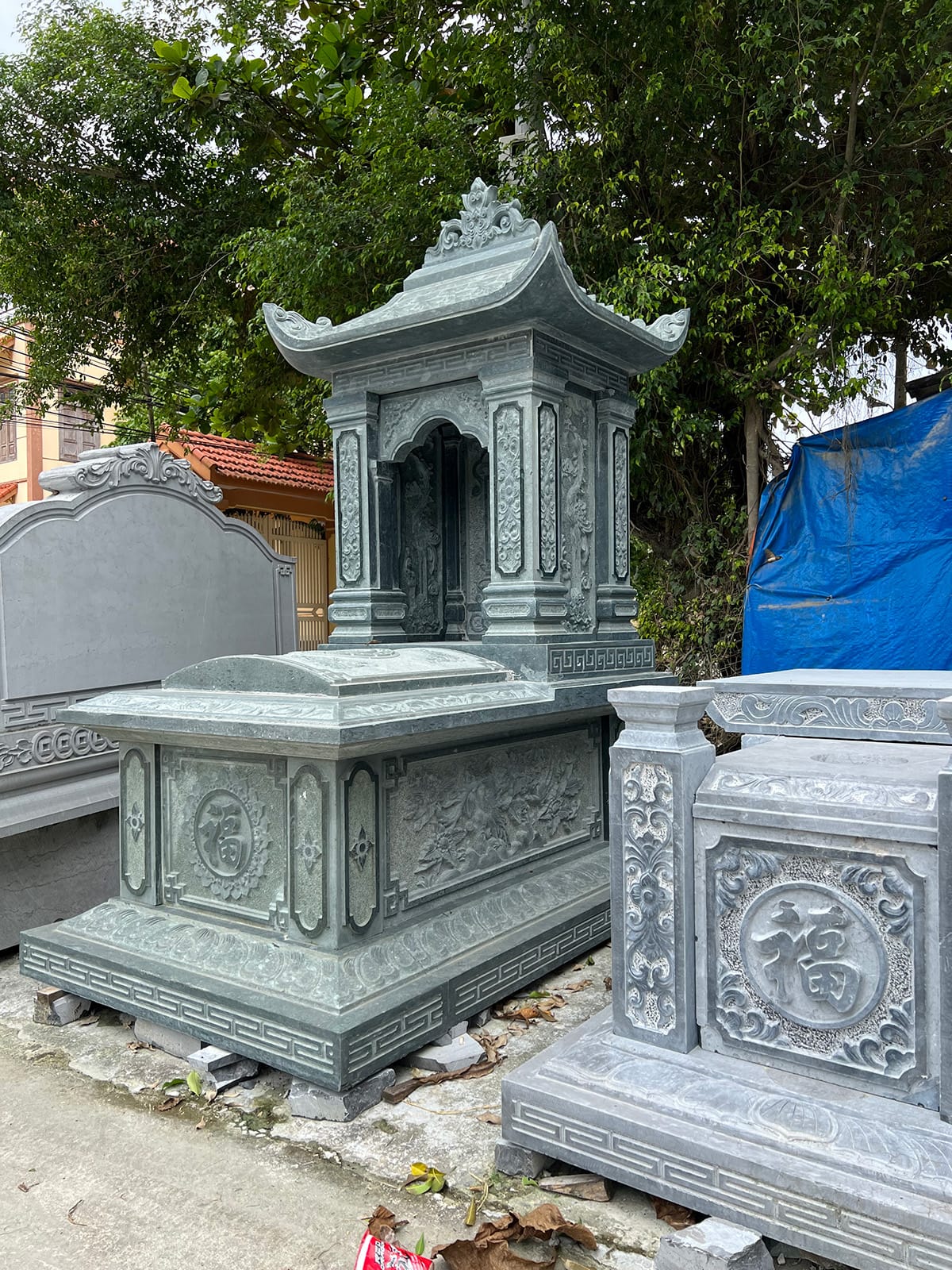 Nên Làm Mộ Bằng Đá Gì? So Sánh Ưu Nhược Điểm Từng Loại Đá nên làm mộ bằng đá gì Mộ đá xanh rêu - thiết kế truyền thống, chạm khắc cầu kỳ