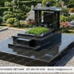 Mộ đá hoa cương nguyên khối tam cấp đen Ấn Độ - KN09