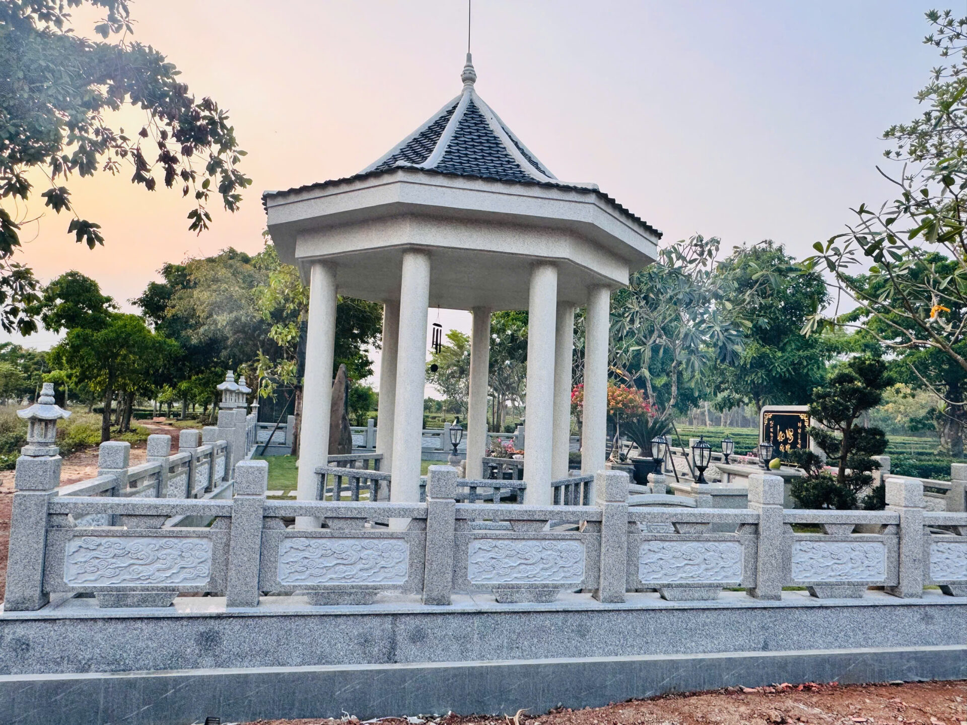 Hàng rào đá khu lăng mộ và các điểm cần đo trước khi chia nhịp